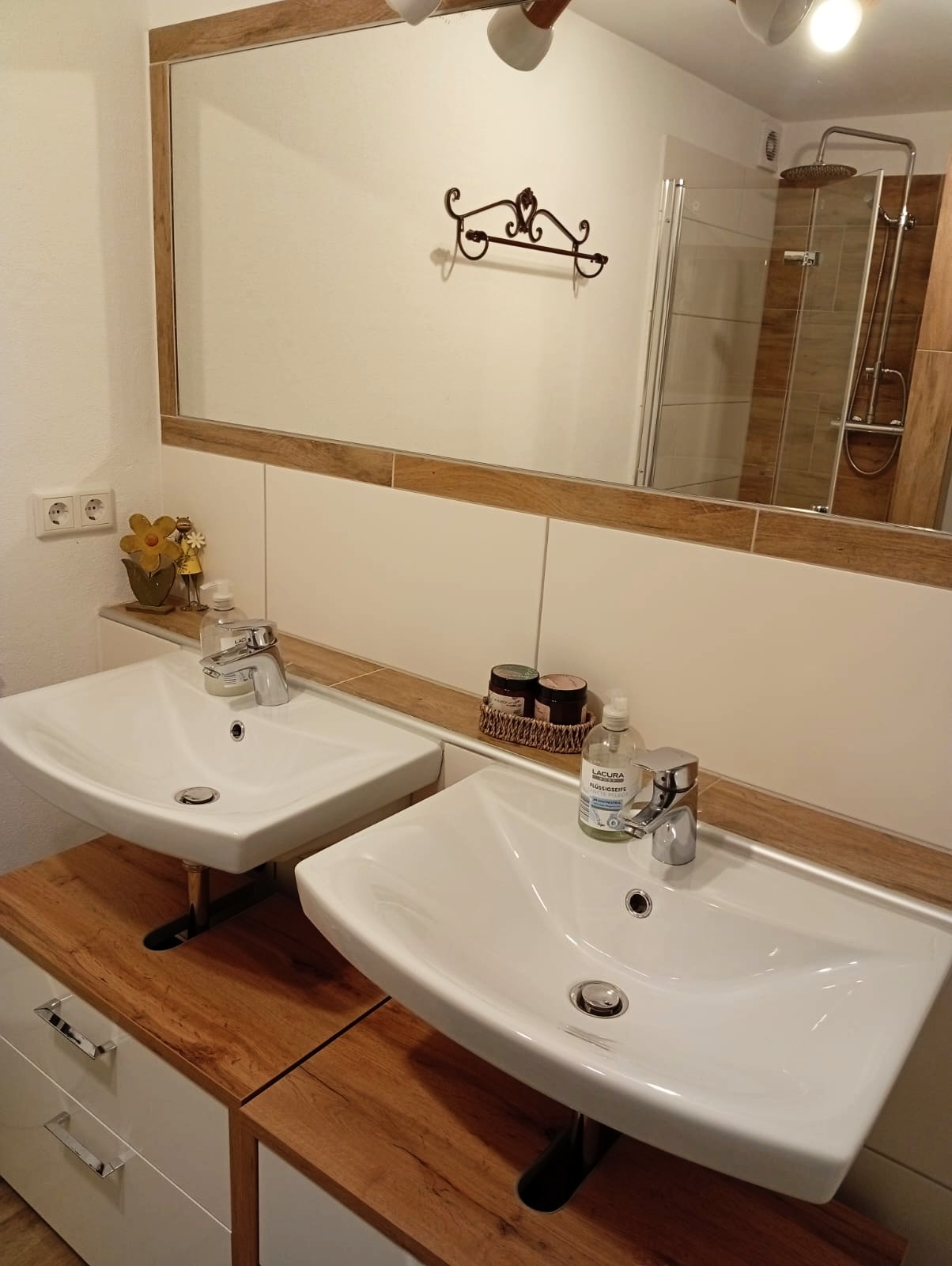 Großes Badezimmer im Untergeschoss mit Doppelwaschbecken