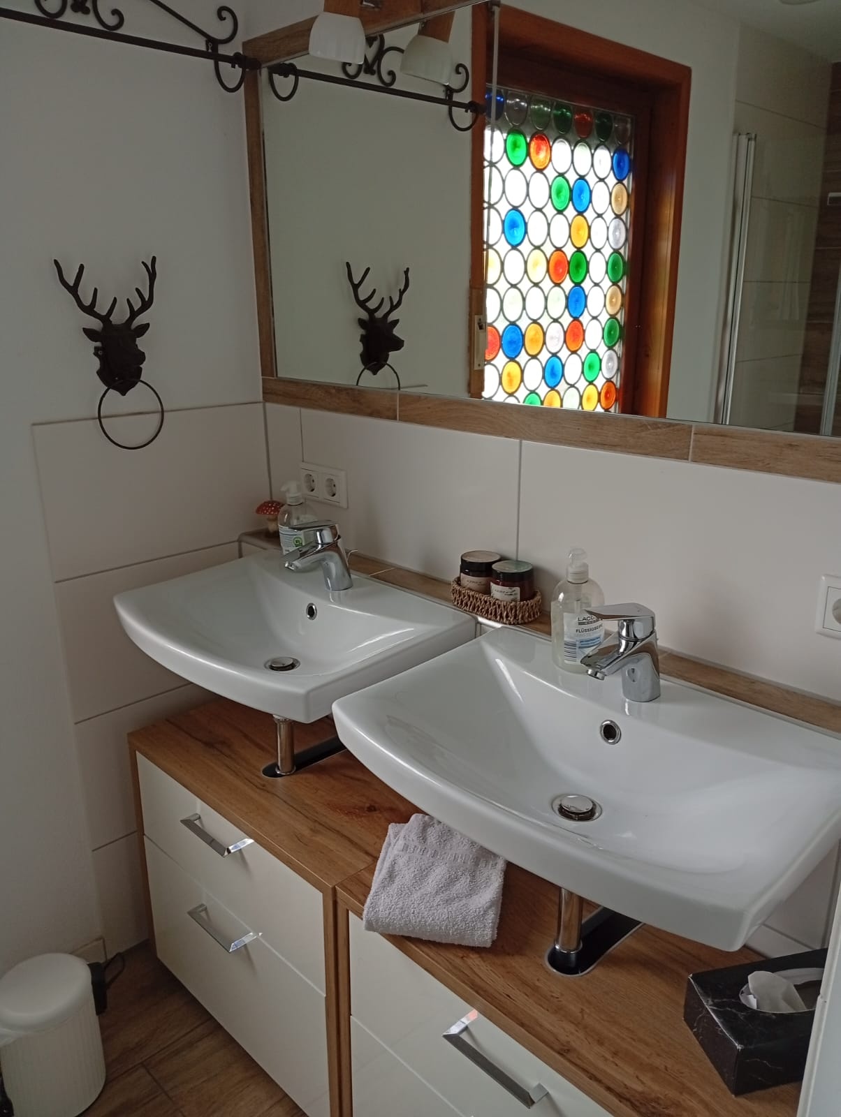 Modernes Badezimmer mit Doppelwaschbecken