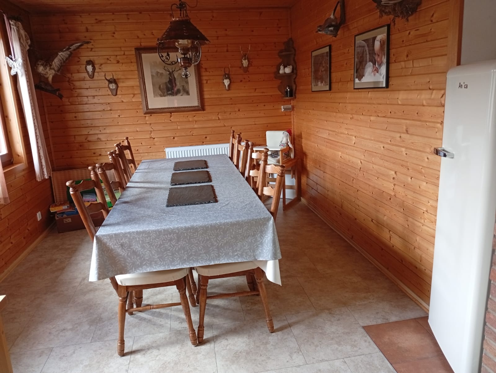 Esszimmer mit großem Tisch und Blick in die Natur