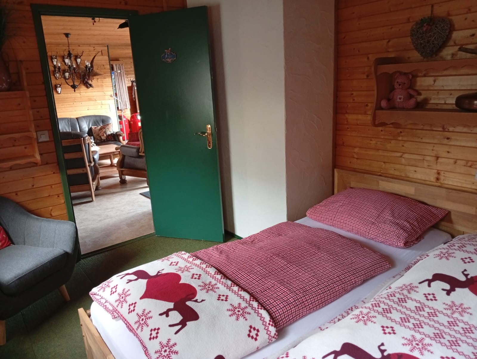 Schlafzimmer im Obergeschoss mit Landhaus-Bettwäsche