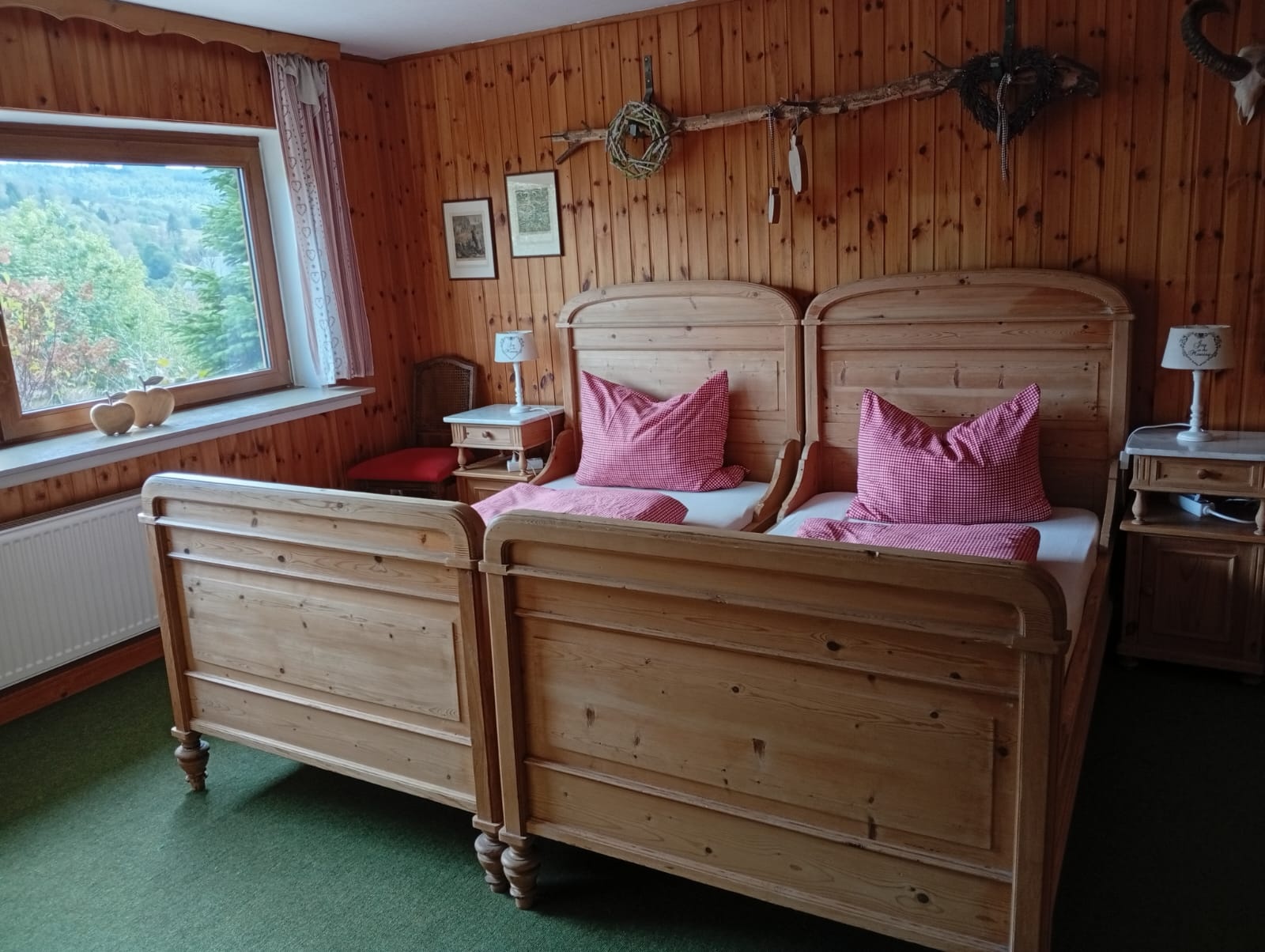 Schlafzimmer 3 im UG mit Vollholzbetten und Panoramablick ins Grüne