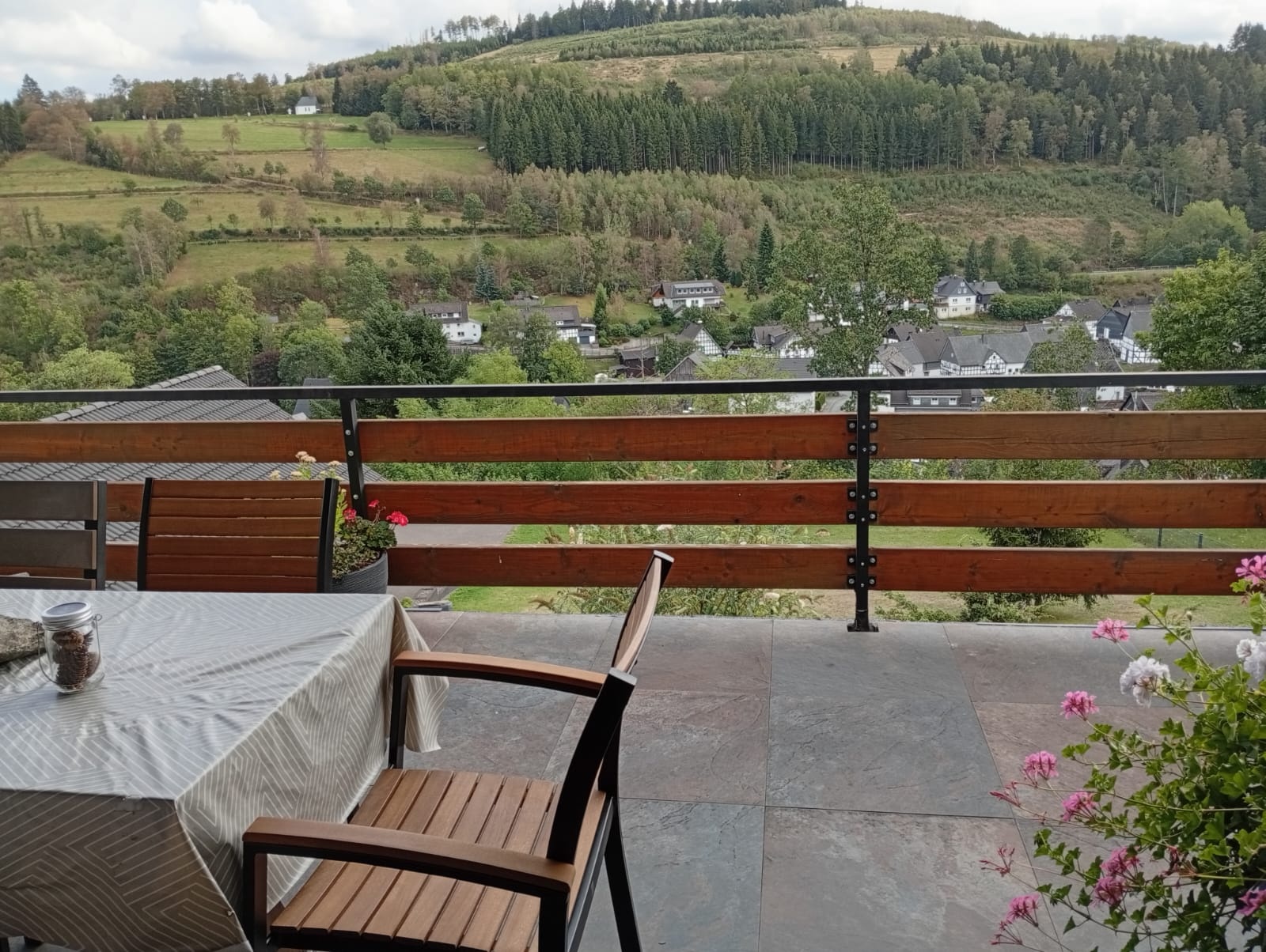 Große Sonnenterrasse mit Panoramablick über das Tal von Züschen