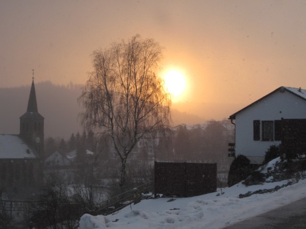 Winterabendstimmung über dem Tal und der Kirche von Züschen