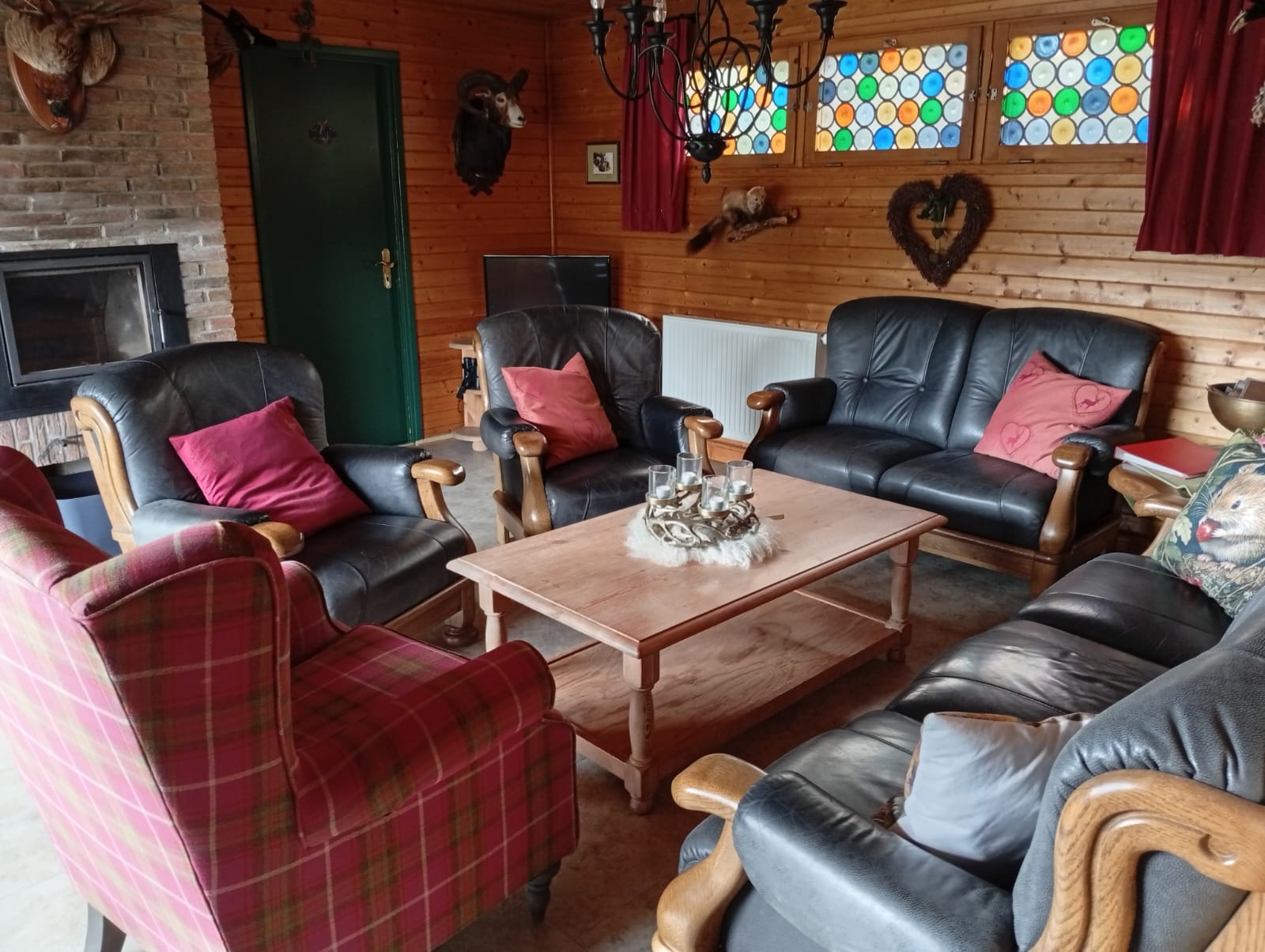 Wohnzimmer mit Kamin und gemütlicher Sitzecke